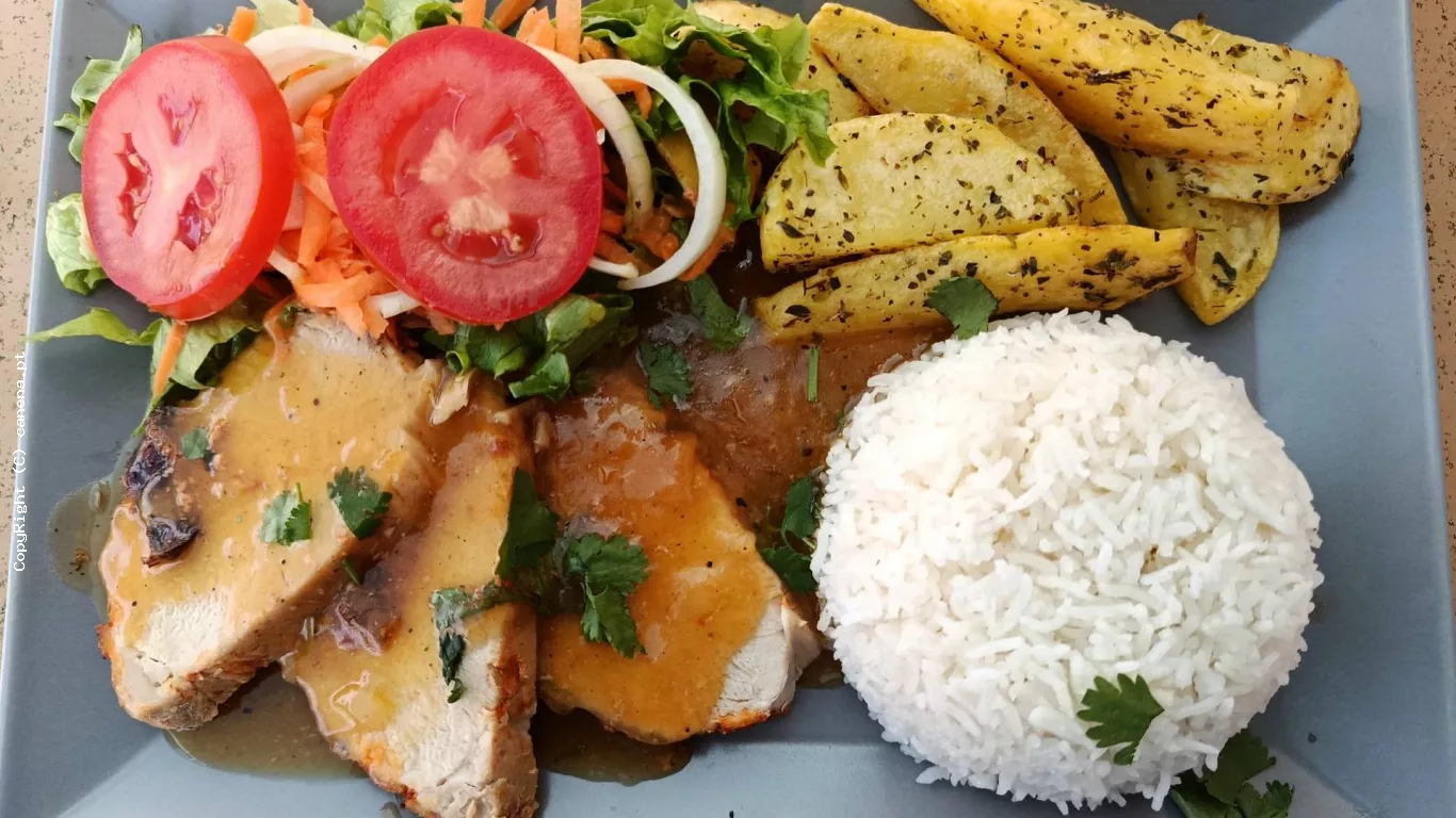 Cachaço de Porco no Forno com Batata Assada