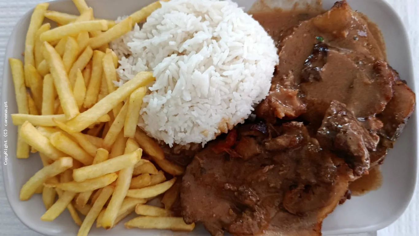 Cacha&ccedil;o Recheado com Queijo e Chouri&ccedil;o