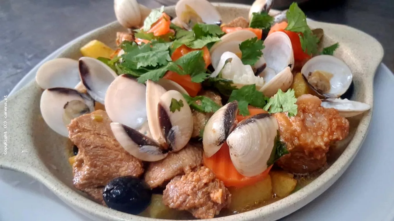 Carne de Porco à Alentejana