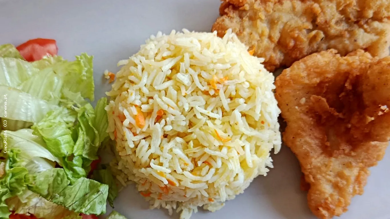 Filetes de Pescada com Arroz de Cenoura