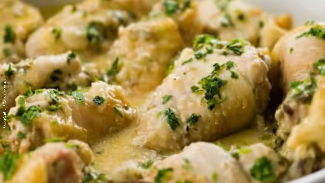 Frango de Fricass&eacute; com Batata Frita