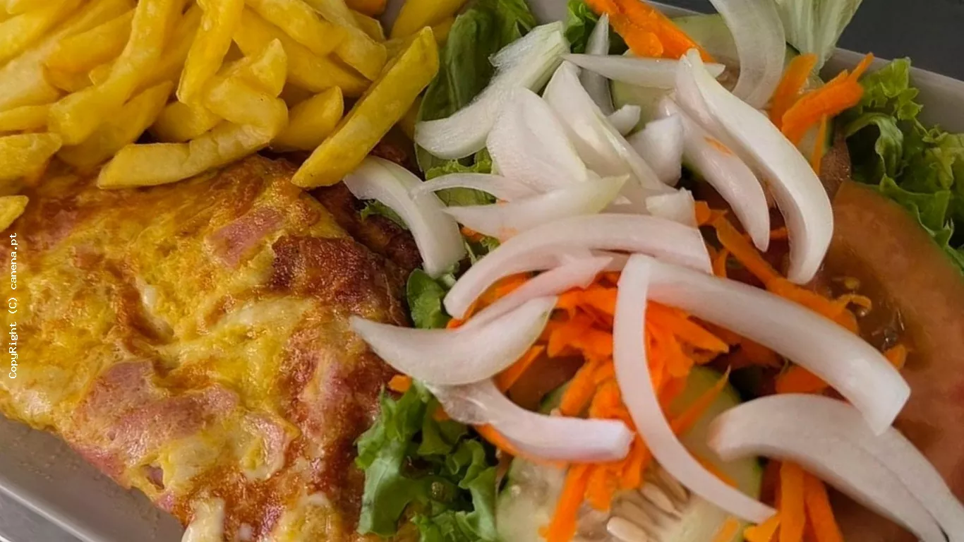 Omelete de Queijo com Batata Frita e Salada