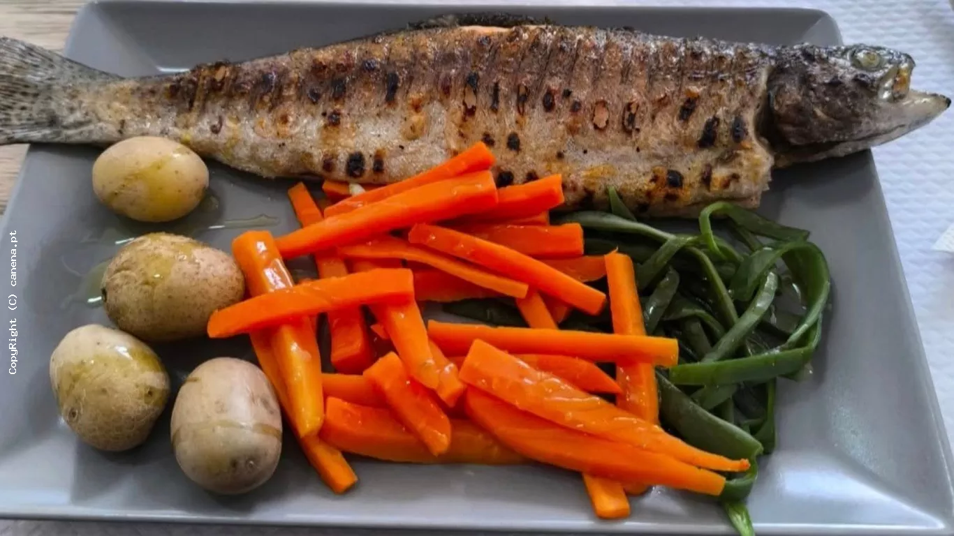 Robalo Grelhado com Batata Cozida, Cenoura e Feij&atilde;o Verde