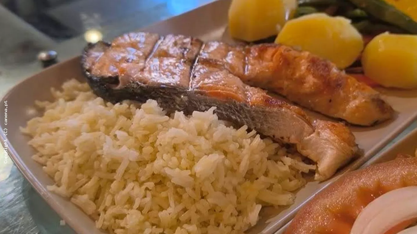 Salm&atilde;o Grelhado com Batata Cozida e Feij&atilde;o Verde
