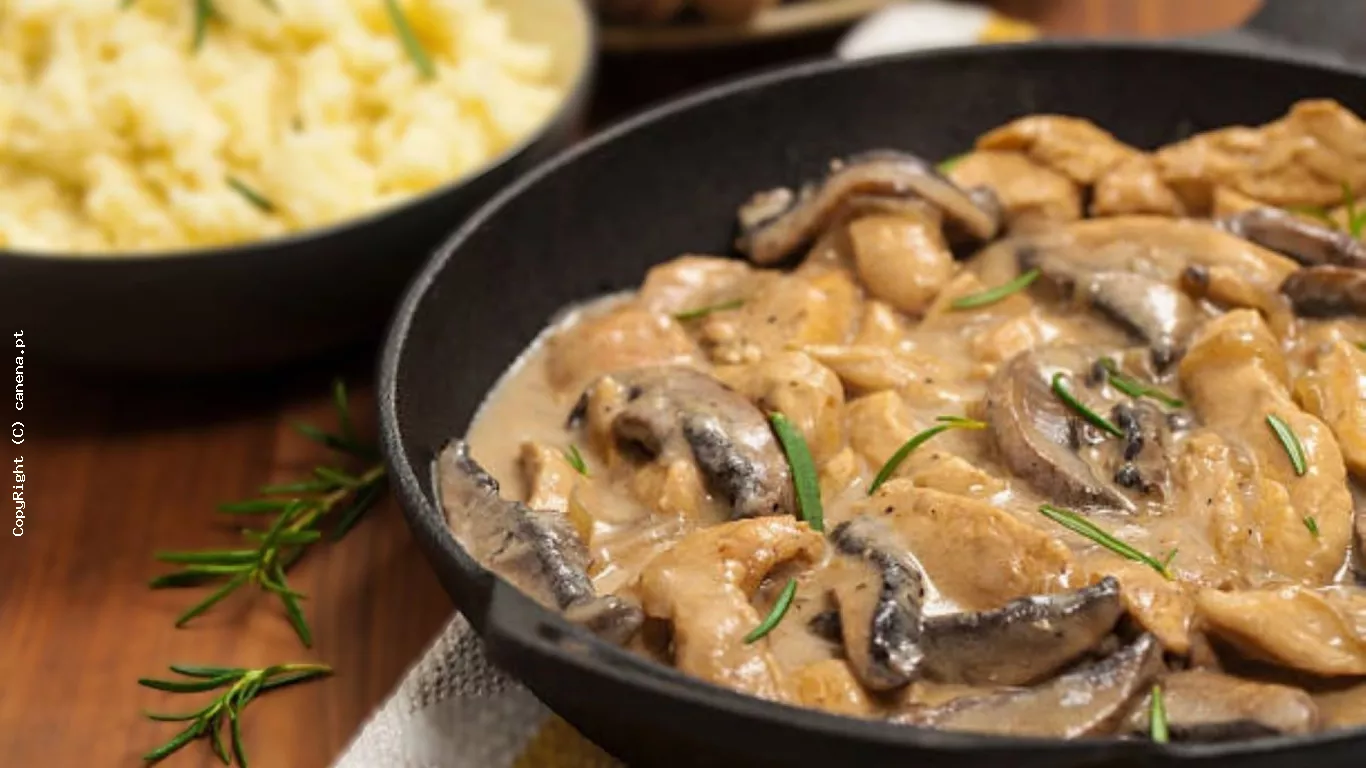 Strogonoff: Bifinhos de Frango com Natas e Cogumelos