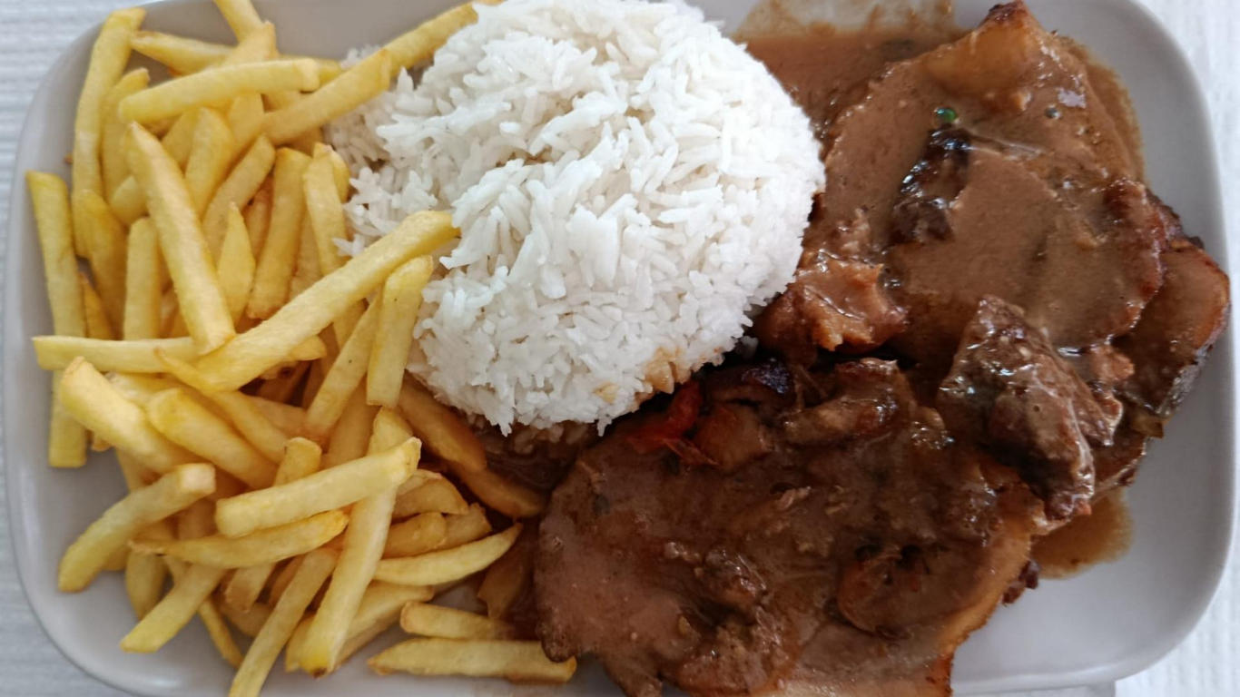 Cacha&ccedil;o Recheado com Queijo e Chouri&ccedil;o