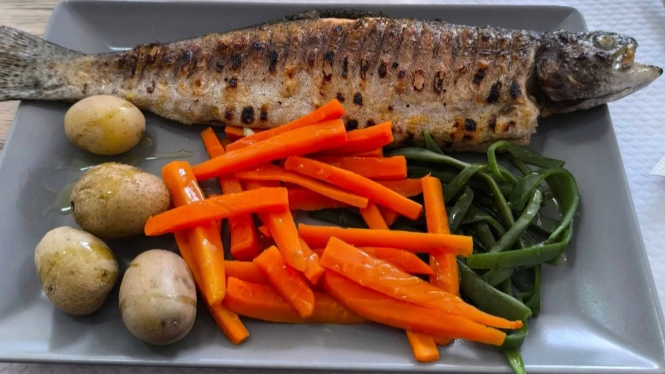 Robalo Grelhado com Batata Cozida, Cenoura e Feij&atilde;o Verde