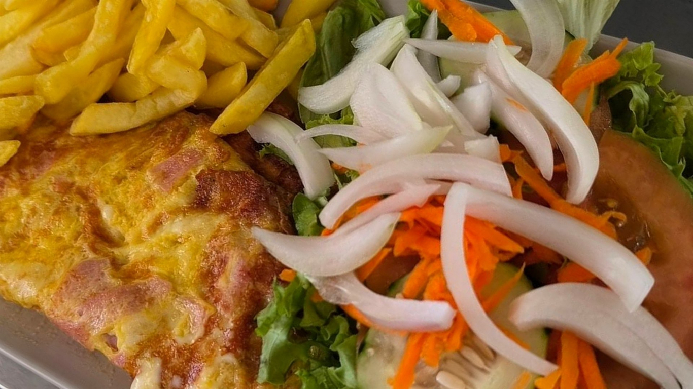 Omelete de Queijo com Batata Frita e Salada